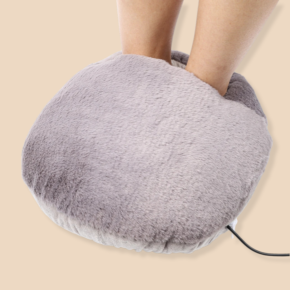 Szary pluszowy elektryczny ogrzewacz do stóp w kształcie kulki kuli USB pod biurkiem.