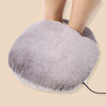 Szary pluszowy elektryczny ogrzewacz do stóp w kształcie kulki kuli USB pod biurkiem.